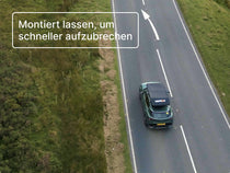 Luftaufnahme einer Straße mit einem Auto, das mit dem GO Dachzelt auf dem Dach fährt – zeigt das schlanke Profil während der Fahrt.