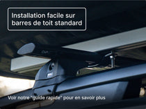 Gros plan de la tente GO fixée sur des barres de toit standards, avec les boulons et supports visibles ; inclut un lien vers le « Guide d’installation ».

